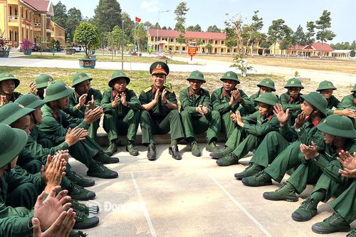 Chú trọng giáo dục truyền thống cho chiến sĩ mới
