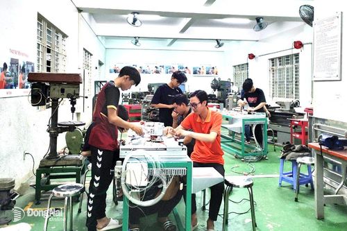 Máy dán nhãn tự động cho hiệu quả kinh tế cao