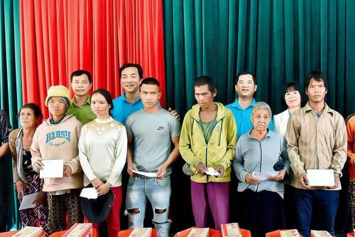 Tặng 25 suất quà cho hộ nghèo làng Kon Brung