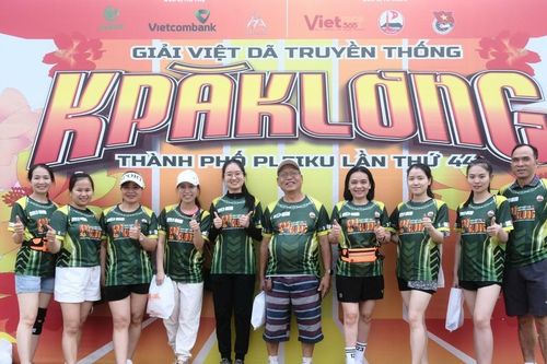 Runner hào hứng nhận bib Giải Việt dã truyền thống Kpă Klơng