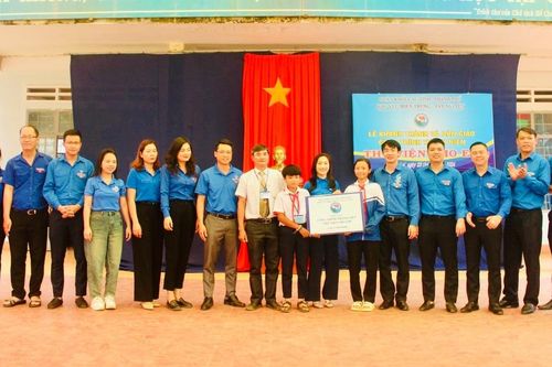 Bàn giao công trình 'Thư viện cho em' tại Trường THCS Nguyễn Đình Chiểu