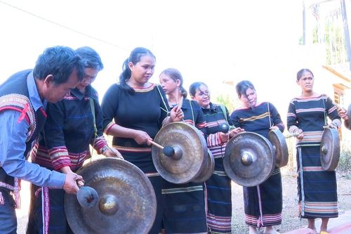 Phụ nữ làng Riêng góp phần gìn giữ văn hóa cồng chiêng