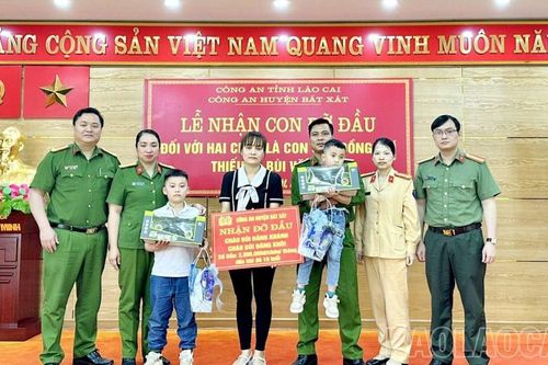 Công an huyện Bát Xát nhận đỡ đầu hai con của cán bộ công an xã hy sinh trong khi thực hiện nhiệm vụ