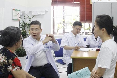 87 người dân được khám bệnh cùng chuyên gia Bệnh viện Thể thao Việt Nam