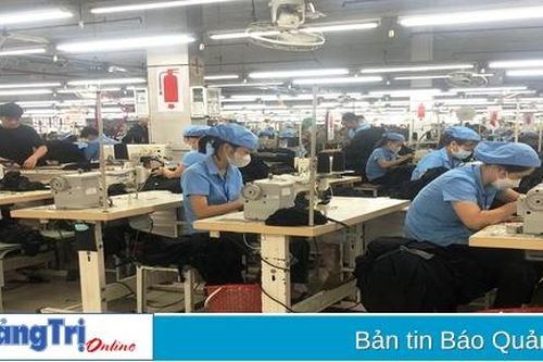 Doanh nghiệp may mặc 'đón sóng' đơn hàng mới