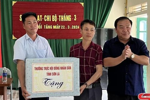 Đồng chí Phó Chủ tịch HĐND tỉnh dự sinh hoạt Chi bộ bản Suối Tăng