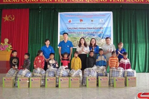 Chương trình tình nguyện 'Tháng ba biên giới' tại Trường tiểu học Nà Cài