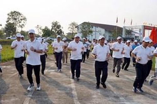 Hơn 1.000 người hưởng ứng Ngày chạy Olympic vì sức khỏe toàn dân tại Phong Điền