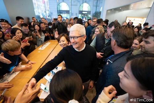 Tim Cook bất ngờ xuất hiện tại Trung Quốc giữa lúc Apple 'nước sôi lửa bỏng'