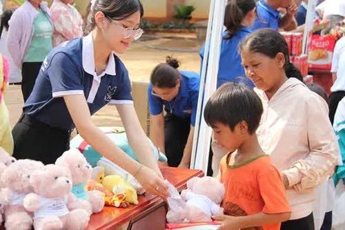 Thăm tặng quà cho hộ gia đình khó khăn và học sinh trên vùng biên giới