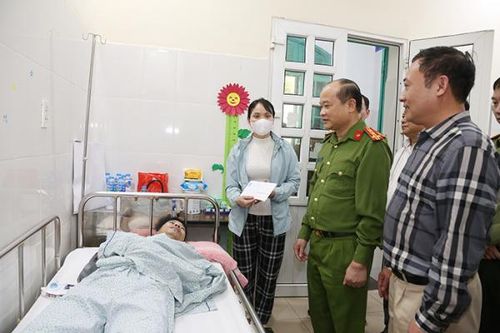 Thăm hỏi cán bộ CSGT bị thương trong khi làm nhiệm vụ
