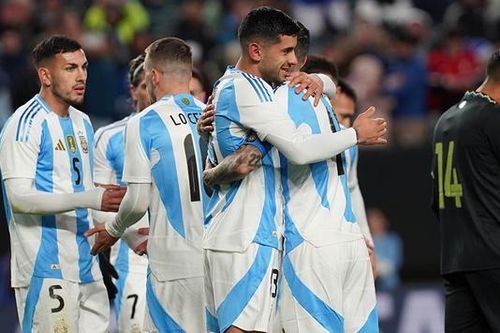 Argentina thắng đậm dù vắng Messi