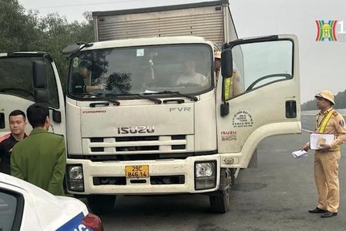 Bắt 4 người dừng ô tô trên cao tốc để đánh bạc