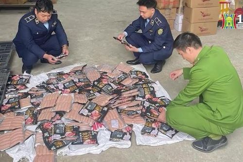 Tạm giữ 120 gói lạp xưởng không rõ nguồn gốc