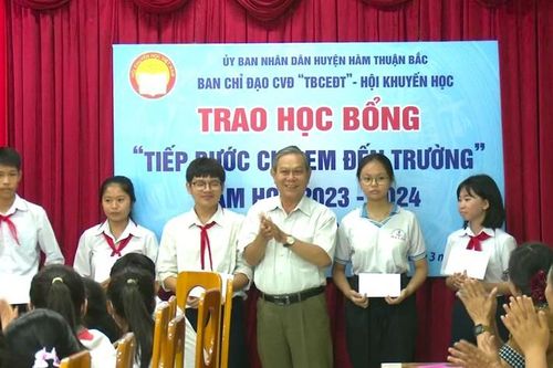 Bình Thuận: Trao 80 suất học bổng 'Tiếp bước cho em đến trường' tặng học sinh có hoàn cảnh khó khăn