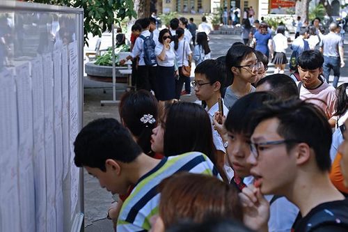 Sau nhiều tranh cãi, Sở Giáo dục và Đào tạo Hà Nội yêu cầu các trường không thu tiền 'giữ chỗ'