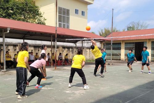 Giải bóng chuyền hơi chào mừng kỷ niệm 60 năm Báo Cao Bằng ra số báo đầu