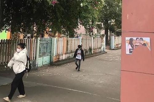 Nữ sinh viên bị dán ảnh trước cổng trường, ném chất bẩn vào nhà để đòi nợ