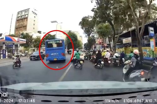 Xe buýt lấn làn vượt ẩu giữa trung tâm TP.HCM, người đi đường khiếp vía