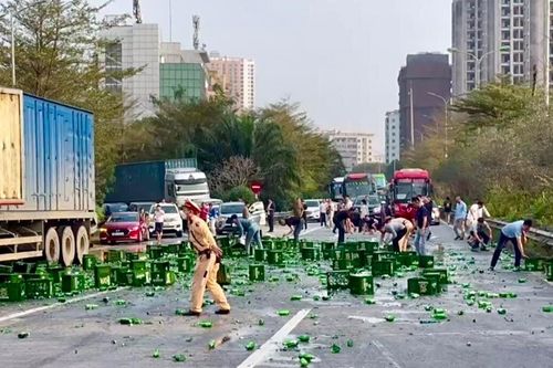 Hàng trăm chai bia rơi tung tóe khắp đường, CSGT và người dân xúm vào thu dọn