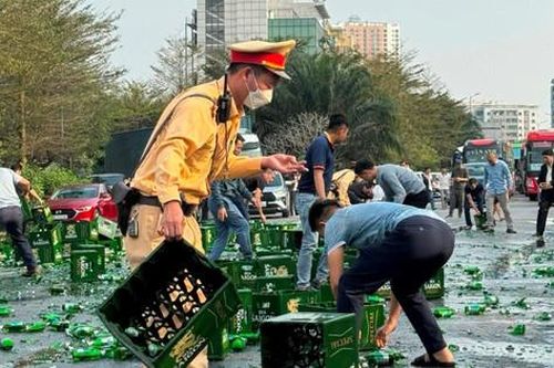 Hà Nội: Dọn dẹp hàng nghìn chai bia văng ra đường gây ùn tắc giao thông