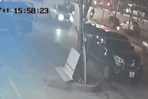 Khoảnh khắc xe taxi mất lái, tông bay hai người đang chờ đèn đỏ ở Long Biên, Hà Nội