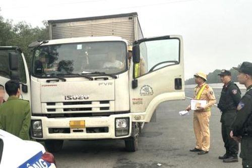 Ngụy trang bằng xe tải, 4 thanh niên làm điều không ai nghĩ đến giữa đường cao tốc Hà Nội-Hải Phòng