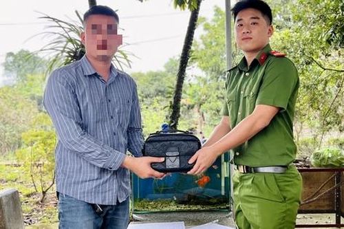Hành động đẹp của chiến sĩ công an nhặt được 200 triệu cùng điện thoại Vertu