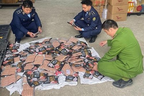 Phát hiện 120 gói lạp xưởng in chữ nước ngoài không rõ nguồn gốc