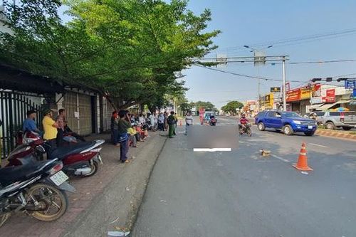 Xe tải đâm người bán vé số tử vong