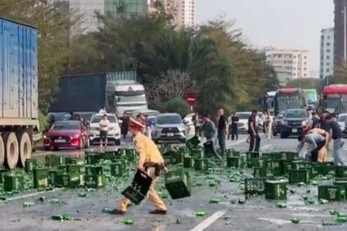 Hàng trăm thùng bia văng ra đường, mảnh thủy tinh phủ kín lối đi