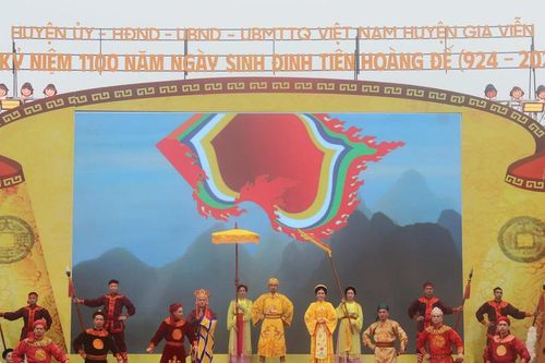 Tái hiện màn tập trận cờ lau gắn với vua Đinh Tiên Hoàng