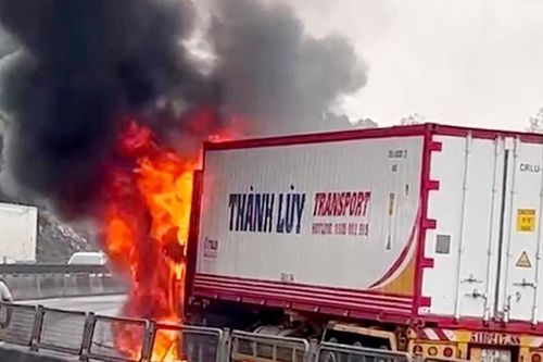 Xe đầu kéo container bốc cháy dữ dội trên đèo Lý Hòa