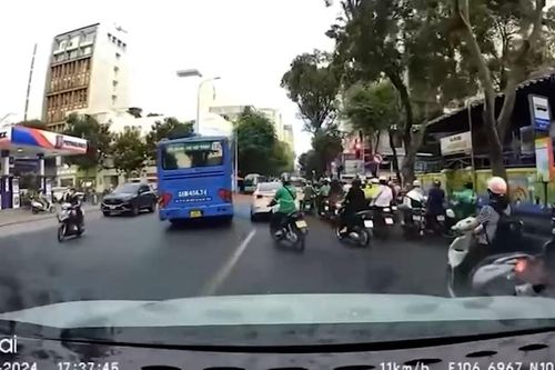 Xe buýt vượt ẩu ngay ngã tư, nhiều người sợ hãi