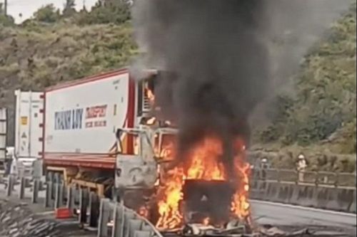 Quảng Bình: Xe container cháy rụi phần đầu trên đèo Lý Hòa