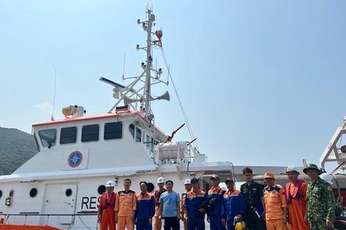 Kịp thời cứu sống 9 thuyền viên bị đắm tàu do đâm vào đá ngầm