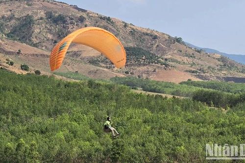 Kon Tum: Một phi công dù lượn tử vong do gặp lỗi khi hạ cánh
