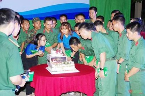 Ấn tượng đêm 'sinh nhật đồng đội' đầu tiên trong quân ngũ