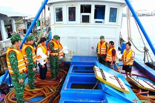 Đồn Biên phòng Sông Đốc bắt giữ tàu vận chuyển 36.000 lít dầu trái phép