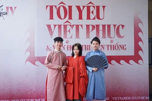 Bạn trẻ TP. HCM thích thú trải nghiệm không gian văn hóa truyền thống Việt Nam