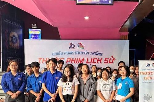 Bạn trẻ TP. HCM hào hứng xem phim Lịch sử tại không gian 'Lễ hội Thanh niên 2024'
