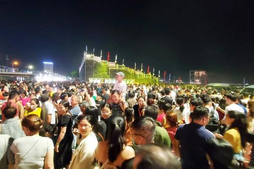 Biển người đến thưởng thức đêm hội văn hóa, ẩm thực Bình Định