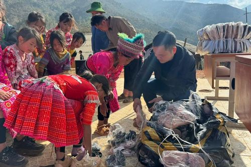 CLB Bóng đá Doanh nhân Thanh Hóa trao tặng hơn 100 suất quà cho trẻ em vùng cao