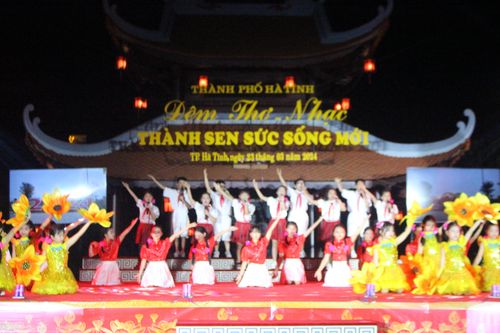 Lắng đọng những tiết mục thơ nhạc của cô trò Hà Tĩnh tại Lễ hội Văn Miếu