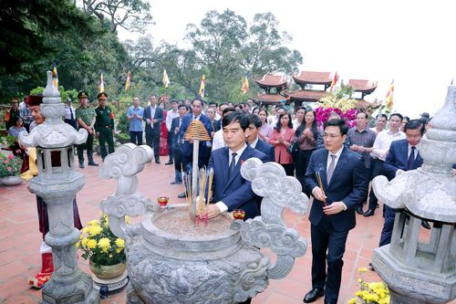 Hàng vạn du khách đổ về Tây Thiên ngày khai hội