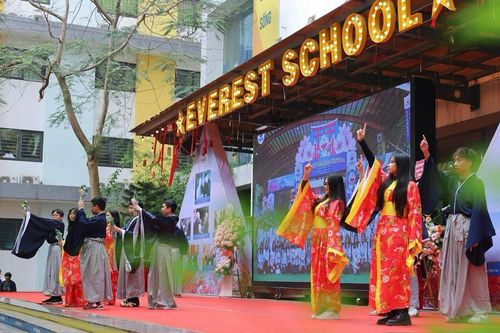 Học sinh Hà Nội trải nghiệm văn hóa tại lễ hội hoa Anh đào