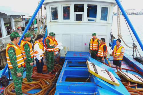 Bắt giữ tàu cá vận chuyển 36.000 lít dầu không rõ nguồn gốc