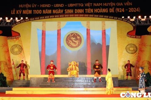 Chương trình biểu diễn nghệ thuật: Vở chèo 'Chuyện ngoài chính sử - Làm Vua'