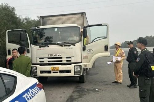 Bắt quả tang 4 người dừng xe tải trên cao tốc Hà Nội - Hải Phòng để đánh bạc