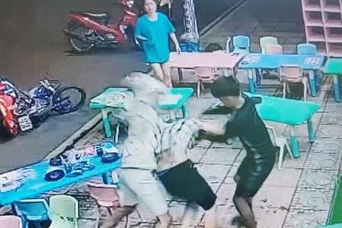 CLIP: Nhóm người đuổi đánh nhau gây náo loạn trong đêm ở Bình Dương